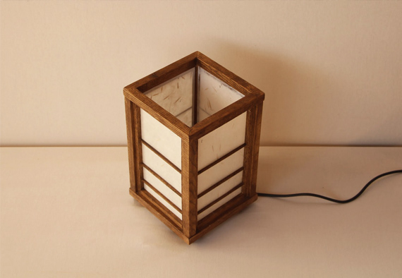 מנורת אוירה יפנית מעץ אלון ונייר דקורטיבי. רוחב 20 גובה 35